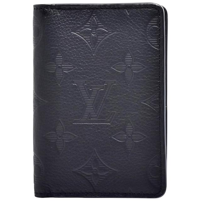 LV LOUIS VUITTON路易威登 M62899 經典壓花小牛皮對開卡片名片夾.黑 現貨 LV 路易威登 M62899 經典壓花小牛皮對開卡片名片夾,黑色設計展現高雅時尚,數字與英文字母壓花圖案增添獨特風格。高品質皮革材質,適合女性日常使用,兼具實用與收藏價值,現貨供應,立即擁有經典歐系精品。