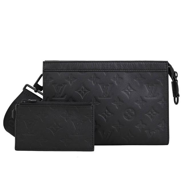LV LOUIS VUITTON路易威登 M81115 GASTON 經典滿版花紋織帶皮革二合一斜背包 黑 LV LOUIS VUITTON 路易威登 M81115 GASTON 經典滿版花紋織帶皮革二合一斜揹包,黑色系設計,採用高階Monogram皮革製成,外層為牛皮,內層為布面,附有1可拆式背帶及1活動式卡片夾。拉鍊式開口,輕便實用,適合日常出勤與休閒使用。商品為全新,產地為法國或西班牙,因原廠生產線會不定期更換,故可能收到不同產地標示,請見諒。
