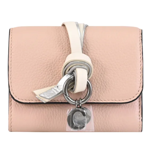 【Chloe’ 蔻依】ALPHABET 金屬C LOGO吊飾綁結小牛皮三折零錢短夾(淺褐)