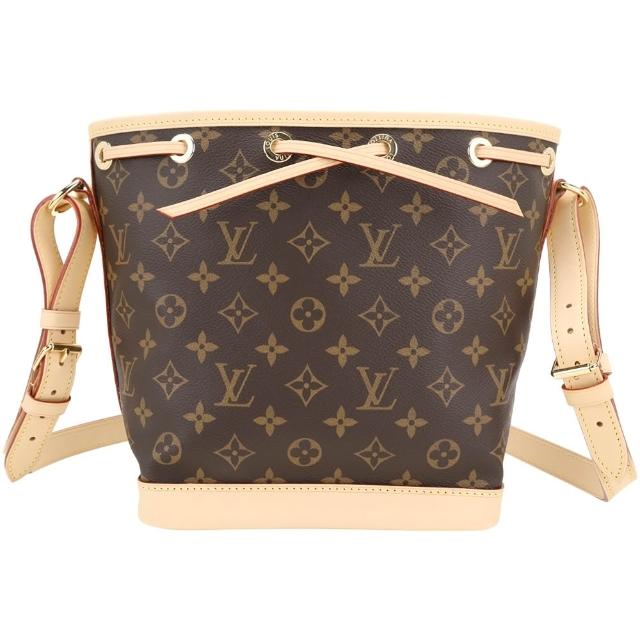 全新 LOUIS VUITTON 路易威登 M46983 Noe BB Monogram 經典牛皮帆布水桶包，採用高品質咖啡色系與卡其色系設計，外層為牛皮與帆布材質，內層為Monogram塗層帆布與天然牛皮飾邊，內襯為紡織材質。開放式開口，無外部與內部夾層，配有可拆、可調背帶，約108公分長度，適合日常搭配使用。真品/義大利，有底珠設計，不適合放置A4檔案。