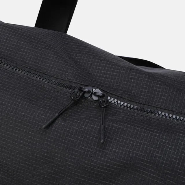【DESCENTE】迪桑特 中性 40L 戶外旅行大容量波士頓包(黑色)