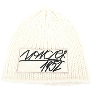 【MONCLER】Berretto 草寫刺繡補丁 白色羊毛針織帽