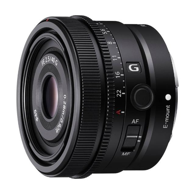 SONY 索尼 SEL40F25G 是一款輕巧標準定焦鏡頭,焦距 40mm、光圈 F2.5,視角 57 度,提供恆定光圈與優異銳利度。採用 9 群 9 枚鏡片結構、7 葉光圈設計,放大倍率達 x 0.23(手動對焦),濾鏡尺寸 49mm,直徑 68 x 45 mm、重量僅 173g。適合 SONY E-Mount 無反相機,標準定焦功能完美捕捉日常影像。公司貨,享 12 個月保固。高畫質 G 系列鏡頭,SEO 最佳化日常攝影利器。 SONY索尼 SEL40F25G