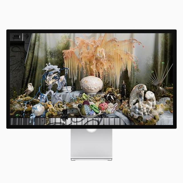 Apple 蘋果 Studio Display 是一款高解析度的 5K Retina 顯示器，採用 Nano-texture 玻璃螢幕，提供更清晰的畫面與更自然的光線散射。搭配可調整斜度與高度的支架，讓您輕鬆調整顯示器角度與高度，提升使用舒適度與工作效率。