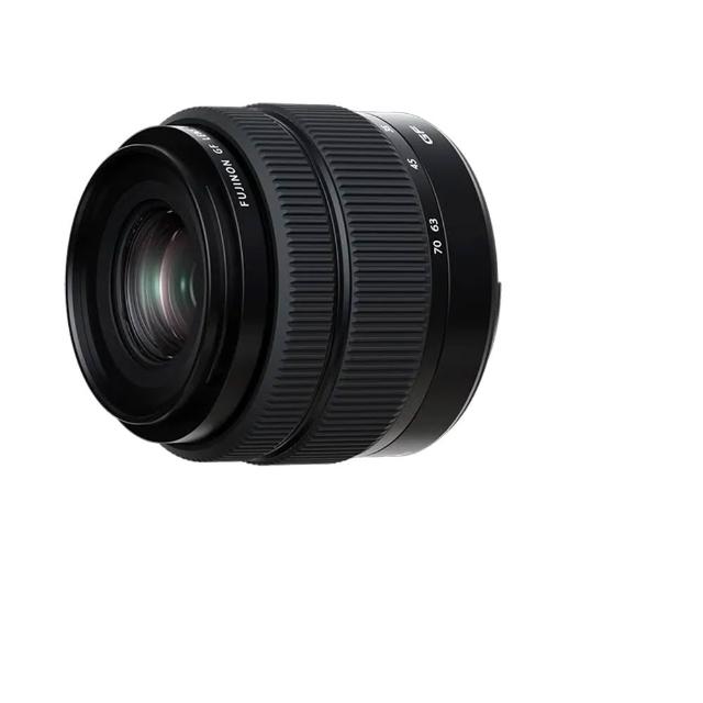 FUJIFILM 富士軟片 GF 35-70mm F/4.5-5.6 WR 是專為中畫幅 GFX 系統設計的輕便變焦鏡頭，提供 28-56mm 等效視角，從廣角到中望遠靈活拍攝。具備 WR 防水防塵結構，重量僅 440g，便於攜帶，適合風景、人像與旅行攝影。高畫質光學設計，確保銳利影像與自然色彩，是專業攝影師的理想選擇。
