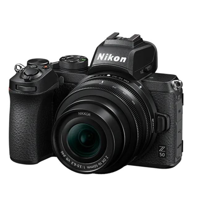Nikon Z50 尼康微單眼相機搭載APS-C CMOS影像感應器，有效畫素約2088萬，提供高畫質影像捕捉。配備3.2吋後掀式TFT LCD螢幕，ISO最高可達51200，支援SD/SDHC/SDXC儲存媒介。最快快門速度1/4000秒，內建視平式電子觀景器視野率100%。機身尺寸約126.5 x 93.5 x 60 mm，重量僅395g，輕巧便攜。適合攝影愛好者，保固12個月公司貨，規格更新以官方為準。