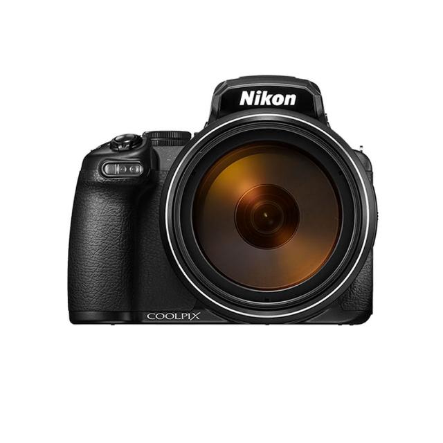 Nikon 尼康 P1100 是一款高階類單眼橋式相機，搭載 1/2.3 吋 CMOS 影像感應器，有效畫素高達 1600 萬，提供 PASM 手動模式讓您盡情發揮創意。配備 3.0 吋翻轉式 TFT 螢幕與約 236 萬點電子觀景器，捕捉每個細節輕而易舉。強大 61 倍光學變焦鏡頭，從廣角到超遠距皆遊刃有餘。支援 SD/SDHC/SDXC 儲存，鋰電池供電，機身尺寸約 146.3 × 118.8 × 181.3 mm，重量約 1,410g。公司貨 BSMI 許可 R33697，享 12 個月保固。隨附 AN-DC3 相機帶、LC-77 鏡頭蓋、HB-CP1 鏡頭遮光罩、EN-EL20a 鋰電池、UC-E24 USB 線，專業級規格滿足攝影愛好者需求。