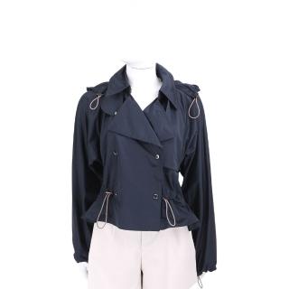 【BURBERRY 巴寶莉】輕盈緞面感 腰部抽繩 短版風衣 連帽外套 女款-海軍藍