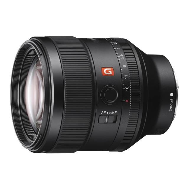  SONY 索尼 SEL85F14GM FE 85mm F1.4 GM 是專業級全幅定焦鏡頭，採用恆定 F1.4 大光圈設計，適合標準 85mm 焦段拍攝人像或肖像作品。視角約 29°(對角)，最大光圈 F1.4、最小光圈 F16，提供出色淺景深效果與低光表現。鏡頭型別為高畫質 GM 系列，貨源平輸、產地中國。以上資料與圖片僅供參考！規格及隨機標準配備以實際出貨為主，如有錯誤或不符者，將不再另行補寄或更換，謝謝！ 