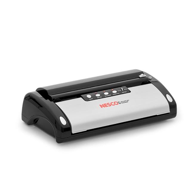 NESCO VS-02真空包裝機是美國品牌的高效能家用食品儲存工具，尺寸45.5*22.5*12cm，重量僅2200g，便於操作與收納。配件包含保證書、中文說明書、真空卷及真空袋，讓您輕鬆密封新鮮蔬果、肉類，避免氧化變質。產地中國，享1年保固，適合廚房日常使用，提升食物儲存效率，是真空包裝機的最佳選擇。
