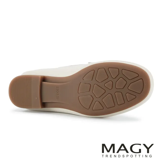 【MAGY】羊皮金飾綴釦優雅百搭平底樂福鞋 米色