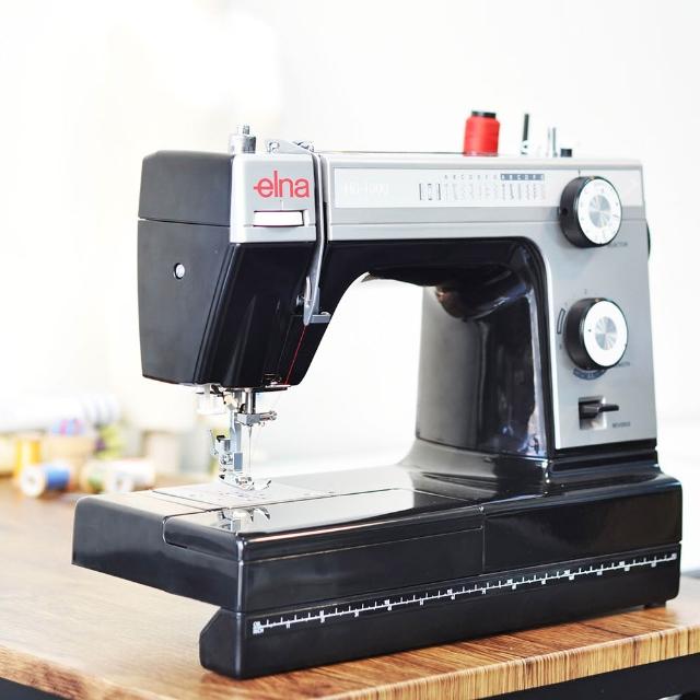 ELNA HD-1000 電子型家用縫紉機，臺灣原產地製造，垂直式半迴轉梭床設計，縫紉速度最高500~700針/分，針距幅度及長度皆可調0~7mm，內建自動穿線功能，輕鬆操作。機身採用鋁合金骨架與鋁合金塑鋼外殼，重量僅7.6kg，尺寸長39.5x高31.5x寬16cm，適合居家DIY縫紉。支援110V電壓，享1年保固，配件豐富（詳見文案）。ELNA HD-1000 是專業級家用縫紉機首選，結合耐用與便利，提升您的縫紉體驗。