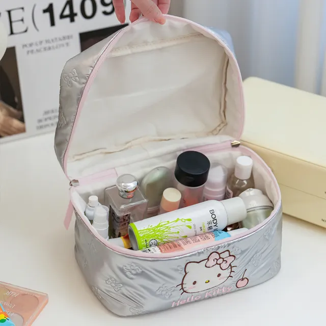 【SANRIO 三麗鷗】雙11 凱蒂貓彼安諾刺繡手提化妝包 (Hello kitty/Piano)