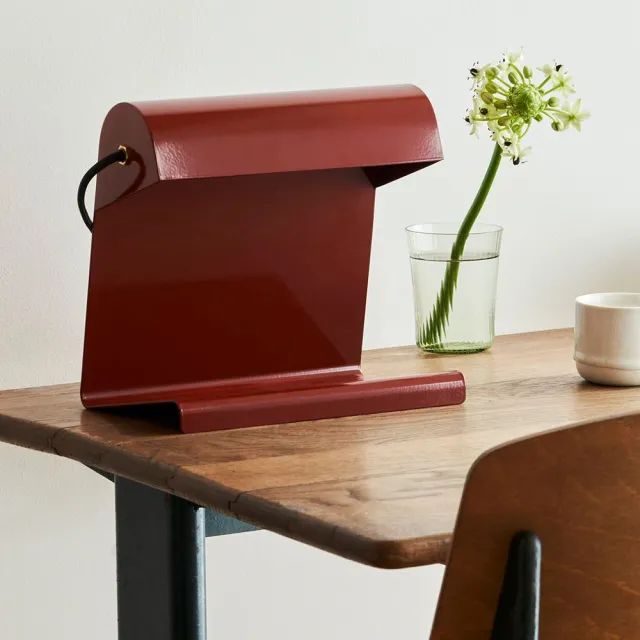 【北歐櫥窗】Vitra Lampe de Bureau 金屬檯燈（東洋紅、110V）