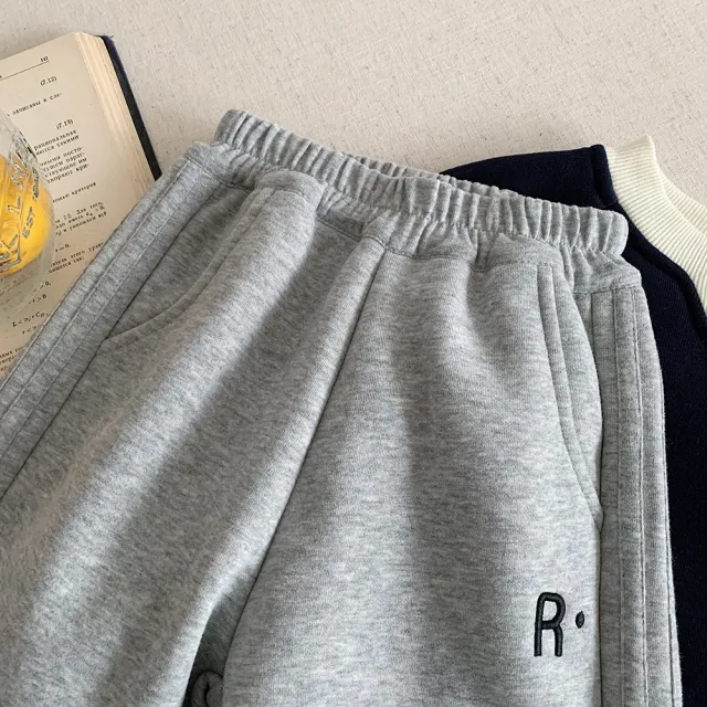 【橘魔法】加絨刺繡小R刷毛運動褲 大童 兒童 男童 女童 童裝 厚長褲 縮口褲 棉褲 運動長褲 保暖