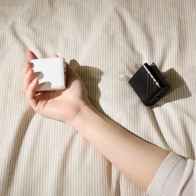 【ADAM 亞果元素】P67 GaN 67W 三孔快速電源供應器(可折式插腳設計)