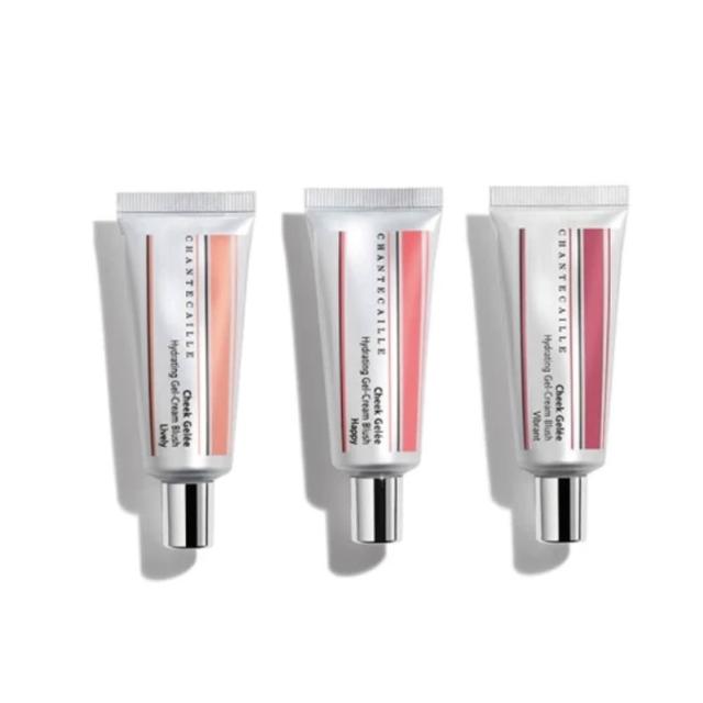 CHANTECAILLE香緹卡水潤頰彩凍，以輕盈質地打造自然紅潤好氣色。高顯色度與持久度兼具，24小時持色不脫妝，膚觸柔滑不黏膩，適合日常與節日妝容。內含保濕成分，讓雙頰散發健康水潤光采，輕鬆打造自然好肌膚。