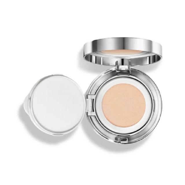 CHANTECAILLE香緹卡 鑽石精萃氣墊粉餅，結合高濃度精華與輕盈粉體，提供24小時持妝效果，同時保濕遮瑕，打造自然透亮肌膚。適合所有膚質，特別是乾燥肌與敏感肌，輕拍上臉即可擁有無瑕底妝，妝效服貼不厚重，持久不脫妝。
