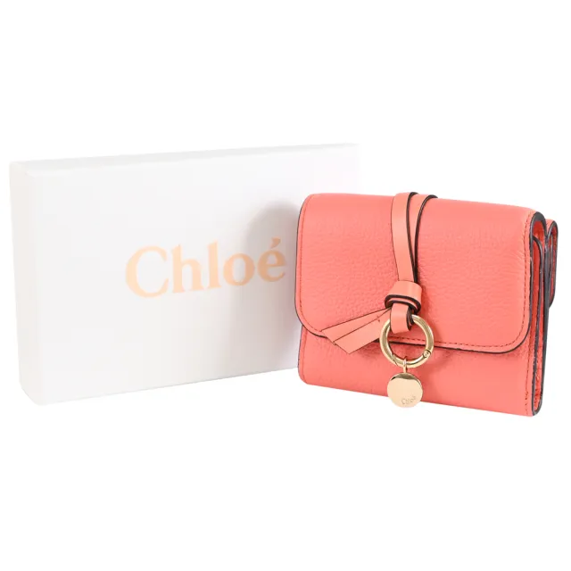 【Chloe’ 蔻依】ALPHABET 金屬LOGO吊飾綁結小牛皮三折零錢短夾(粉橘)