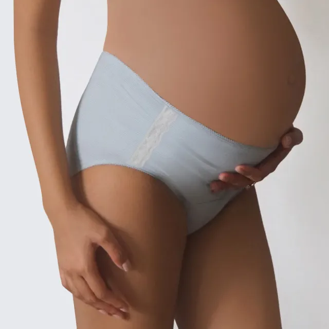 【Gennies 奇妮】哺乳內衣褲成套 咖啡紗無鋼圈內衣 中腰內褲(孕婦內衣 交叉款 孕婦內褲 莫蘭迪藍 A67B35)