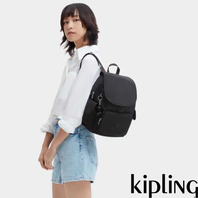 【KIPLING】『猴子包』曜岩黑品牌經典圓標拉鍊掀蓋後背包-CITY PACK S