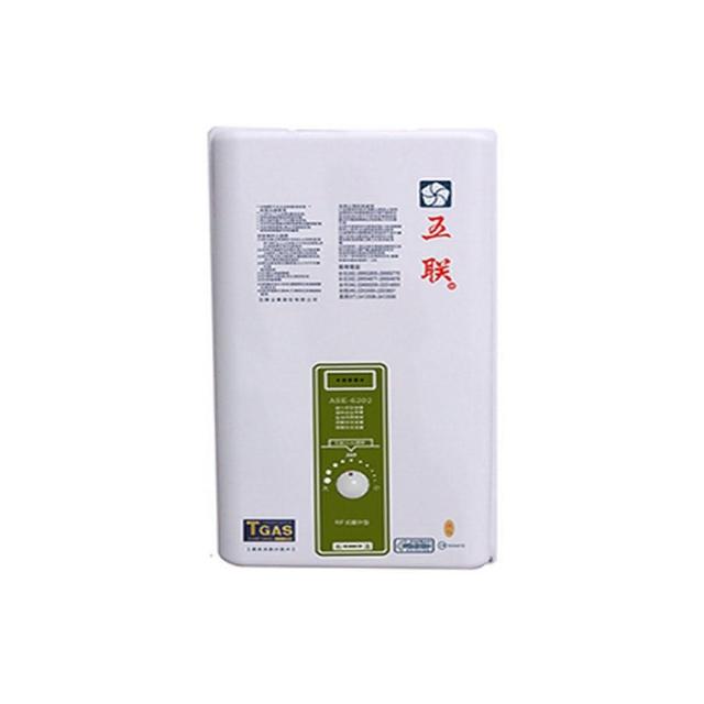 五聯 ASE-6202 五聯 ASE-6202 瓦斯熱水器,RF自然排氣設計,電子式連續點火,具備數位恆溫及防空燒特色功能,適合屋外安裝。支援天然氣24.18kW或液化石油氣22.67kW消耗量,熱水流量升溫25度達12L/Min、升溫40度7.5L/Min,熱效率83%。尺寸L685xW380xH210mm,淨重14kg,PF 1/2介面,臺灣產地能源效率第二級,提供穩定熱水供應,理想屋外瓦斯熱水器選擇。