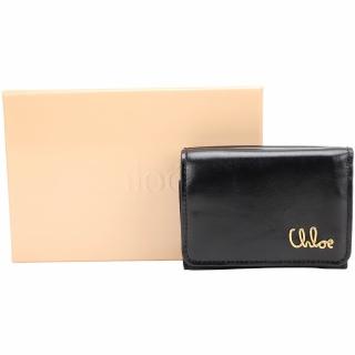 【Chloe’ 蔻依】Iconic 草寫字母亮面小牛皮三折釦式短夾-黑色
