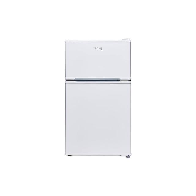ONLY OR90-RM02 雙門冰箱，容量90L，白色系設計，適合單人或小家庭。尺寸837x470x492mm，重量23.9kg，定頻馬達，R600a環保冷媒。第1級能源效率，耗電僅15kWh/月，具節能標章。左開門設計，110V電壓，泰國製造。全機1年保固，壓縮機3年保固。無含安裝服務，BSMI許可R36478。完美解決小型空間儲物需求，高效省電耐用。