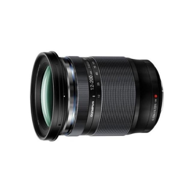 OLYMPUS 奧林巴斯 M.ZUIKO DIGITAL ED 12-200mm F/3.5-6.3 是一款專為微四三 M4/3 系統設計的超廣角望遠變焦鏡頭，涵蓋 12-200mm 焦段，適合旅遊攝影與日常拍攝。鏡頭輕巧僅 401g~600g，易於攜帶，具備優異的 ED 鏡片設計，提供銳利畫質與防塵防滴功能。為公司貨來源，購買後上網註冊可享元佑公司 12+6 個月保固（總計 18 個月），詳細請參考官網 https://www.yuanyu.tw，原廠服務專線 (02)8751-5055。