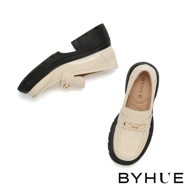 【BYHUE】別致時尚金屬釦寬帶開邊珠牛皮樂福軟芯厚底鞋(米白)
