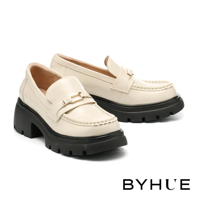 【BYHUE】別致時尚金屬釦寬帶開邊珠牛皮樂福軟芯厚底鞋(米白)