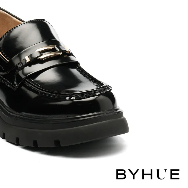【BYHUE】別致時尚金屬釦寬帶開邊珠牛皮樂福軟芯厚底鞋(黑)