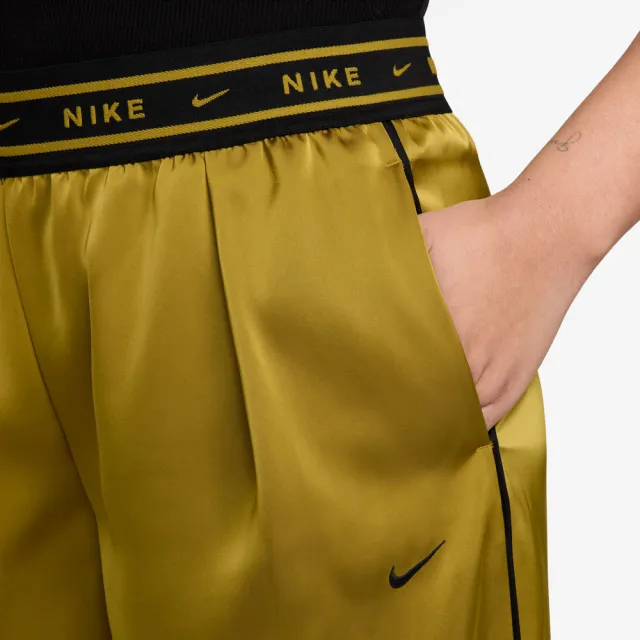 【NIKE 耐吉】長褲 女 運動褲 緞面 寬鬆 AS W NSW OFFLN WVN STN PANT 芥黃 IH1327-322