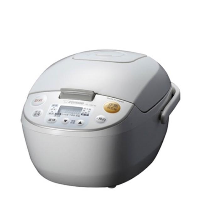  ZOJIRUSHI 象印 NL-AAF18 微電腦電子鍋，專為家庭大容量煮飯設計，10人份容量適合大家庭使用。日本原產地製造，灰色系外觀時尚耐用。內鍋採用多層複合金材質，提升煮飯均勻性與美味。尺寸30x40x25cm，重量4.3kg，便於擺放。支援110V/60Hz電壓，消耗功率800~900W，高效節能。配件包含中文說明書、飯杓、飯杓架、量米杯，BSMI許可字號R31312，保固1年。完美解決日常煮飯需求，讓每餐飯食香Q彈口感！ 