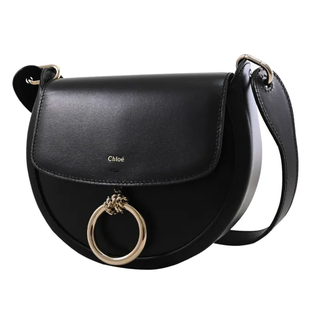 【Chloe’ 蔻依】Arlene 簡約燙金LOGO金屬圓環小牛皮馬鞍包斜背包(黑)
