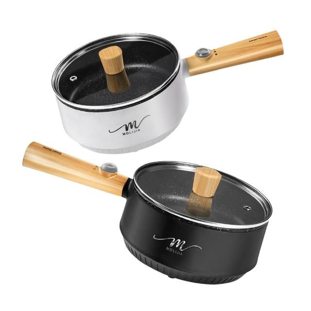  MOLIJIA魔力家 M18 電火鍋是2人份家用煮食首選，容量適中，內鍋採用不粘塗層合金，易清潔耐用。尺寸長41cm x 寬22cm x 高25cm，重量僅2210g（含配件），110V/60Hz電壓，消耗功率900-1000W，快速加熱。配件齊全：不沾平底鍋x1、強化玻璃蓋x1、分離電源線x1、#304蒸籠x1、原木鍋鏟x1及說明書。顏色選擇黑木紋、白木紋、粉木紋、綠木紋，產地中國，BSMI許可R53615，享1年保固。多功能電火鍋適合煮火鍋、蒸煮、煎炒，一機多用，提升居家烹飪樂趣。 
