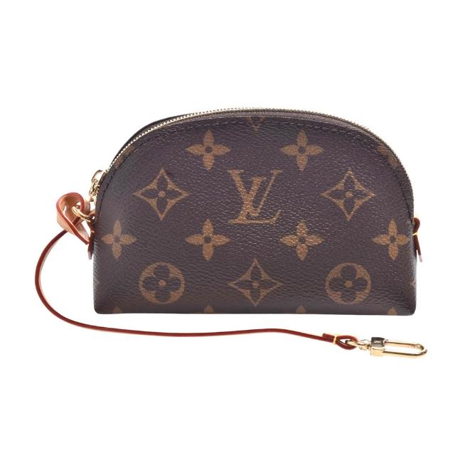 LV LOUIS VUITTON路易威登 M25653 經典 Monogram 帆布塗層拉鍊化妝零錢包 LV M25653經典Monogram帆布塗層拉鍊化妝零錢包,採用標誌性Monogram帆布製成,具備優雅金色金屬件,設計精緻適合存放小型必需品,如化妝品、零錢等,為日常搭配增添高階感與時尚品味。結帳享85折再享0利率,是LV路易威登的經典款型,兼具實用與收藏價值。