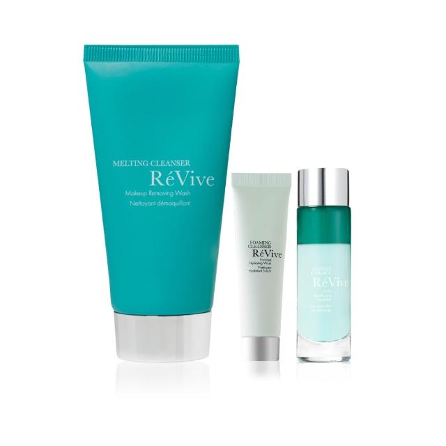 ReVive利維膚極緻光采卸妝精萃，專為追求完美肌膚的您設計。溫和配方有效卸除彩妝與汙垢，不傷害皮膚屏障，同時富含保濕成分，讓卸妝後肌膚依然柔嫩水潤。適合所有膚質，尤其是乾燥與敏感肌使用，帶來輕盈卸妝體驗，恢復肌膚自然光采。