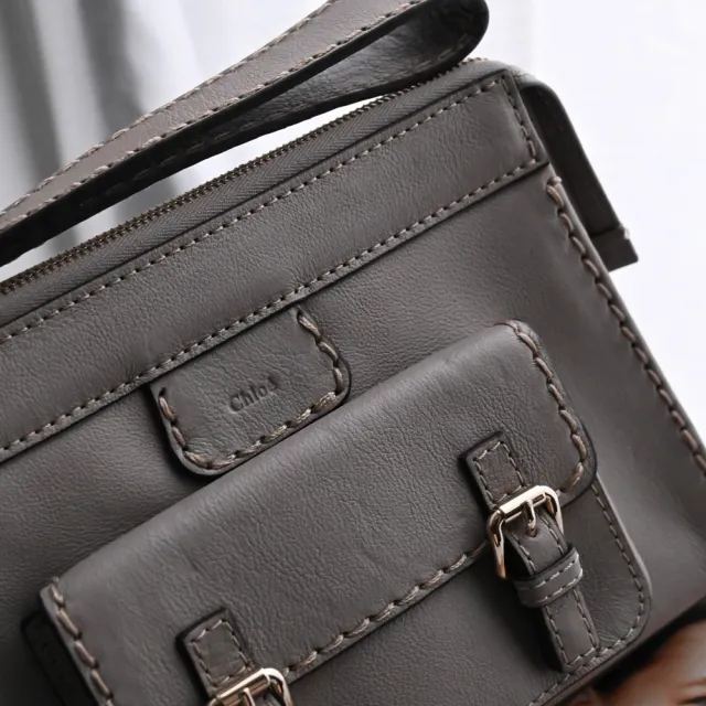 【Chloe’ 蔻依】Edith 簡約LOGO小牛皮縫線車線手拿包手提包(灰)