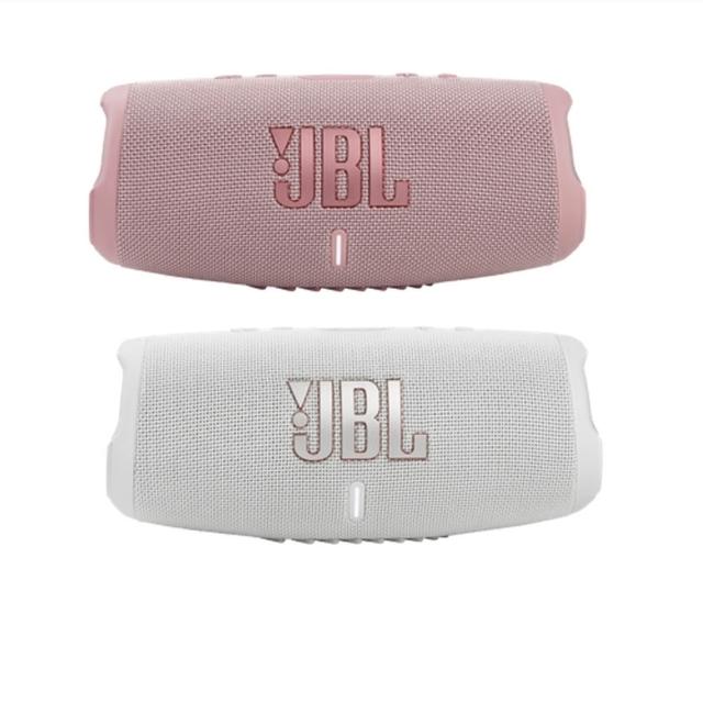 JBL Charge 5 攜帶型藍芽喇叭，品牌 JBL，型號 Charge 5，為多媒體喇叭型別，提供強勁音效與長效電池。支援藍芽連線，無 WiFi 功能，但具備防潑水設計，適合戶外使用。尺寸 223 x 96.5 x 94 公釐，重量僅 0.96 公斤，顏色選擇包括紅色系、黑色系、藍色系、粉紅色系、白色系、灰色系、軍綠色系、淺綠色系。產地中國，電源供應 110~220V，配件含說明書與保固卡，保固 1 年，NCC 認證碼 CCAK20LP2110T2，BSMI 認證碼 R63234-ETC。完美 ALL IN ONE 功能，兼具揚聲器與行動電源。
