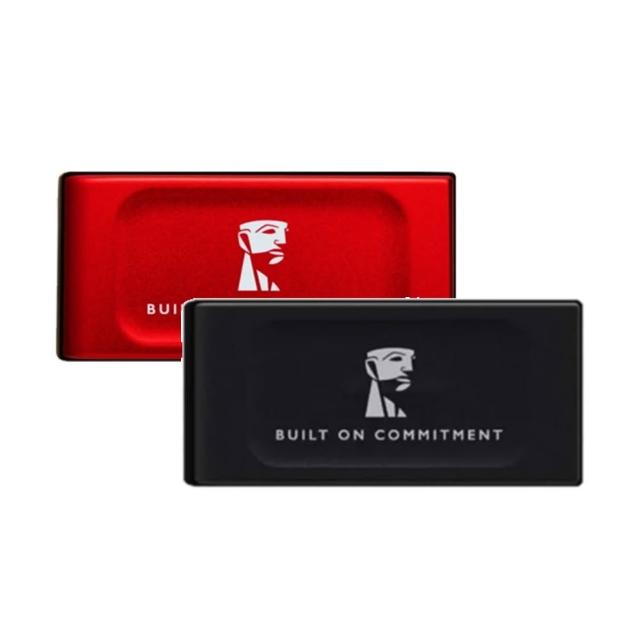  Kingston 金士頓 SXS1000 1000G 外接 SSD 提供 1TB 高速儲存空間，採用 USB Type-C 與 USB 3.1 介面，連續讀取速度達 1,050 MB/s、寫入 1,000 MB/s，適合通用系統使用。輕巧設計僅 13.5mm 厚、29 公克重，搭載 NAND 記憶體顆粒，享有五年保固及 BSMI 許可字號 D43254，是行動資料備份與擴充的理想選擇。 