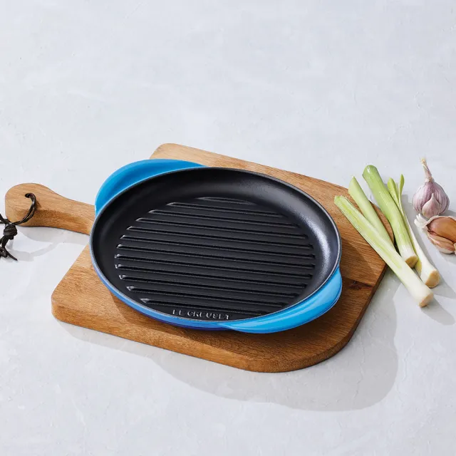 【Le Creuset】琺瑯鑄鐵雙耳圓鐵烤盤25cm 土耳其藍/水手藍 2色選1(贈 B油刷-櫻桃紅)