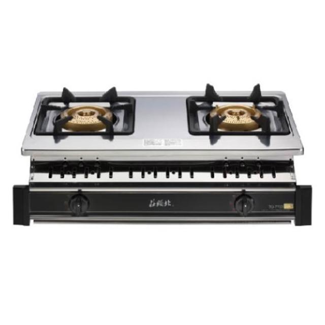 Topax莊頭北 TG-7703 Topax 莊頭北 TG-7703 雙口瓦斯爐,採用不鏽鋼爐臺與純銅爐頭,傳統外擴火焰設計提供均勻加熱,左旋壓電式自動點火操作簡便。能源效率第四級,瓦斯消耗量3kW以下,適閤家庭廚房使用。產地其他國家,保固1年,標準安裝,BSMI許可依原廠公告。高效耐用,選購Topax瓦斯爐首選!