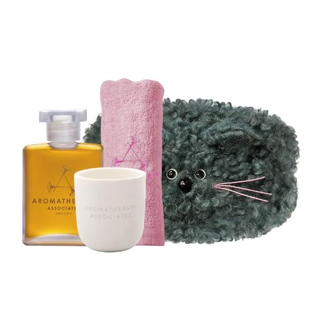 AA英國皇家芳療 寵愛沐浴油 AA英國皇家芳療 寵愛沐浴油情人限定組,包含沐浴油、香薰蠟燭、毛巾與化妝包,總容量為55mL+85g。以清新調香氣搭配舒緩配方,適合日常使用與情人節送禮,帶來放鬆與療癒的體驗。