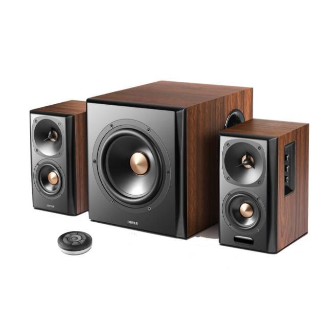 Edifier漫步者 S360DB Edifier 漫步者 S360DB 桌上型多媒體喇叭,採用 2.1 聲道設計,內建重低音及左右喇叭,提供強勁音效。支援藍芽連線,無需 WiFi,尺寸 651×411×390 mm,重 22.4KG,產自中國。配件包含電源線、音源線、光纖線、遙控器及說明書,保固 1 年,NCC 認證 CCAJ22LP1AC0T9,BSMI R3B489。適合居家娛樂,提升音質體驗。