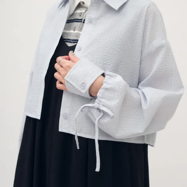 【plain-me】SAAKO 襯衫 女生襯衫 女上衣 條紋襯衫 泡泡紗袖口綁帶_SAA3338-261