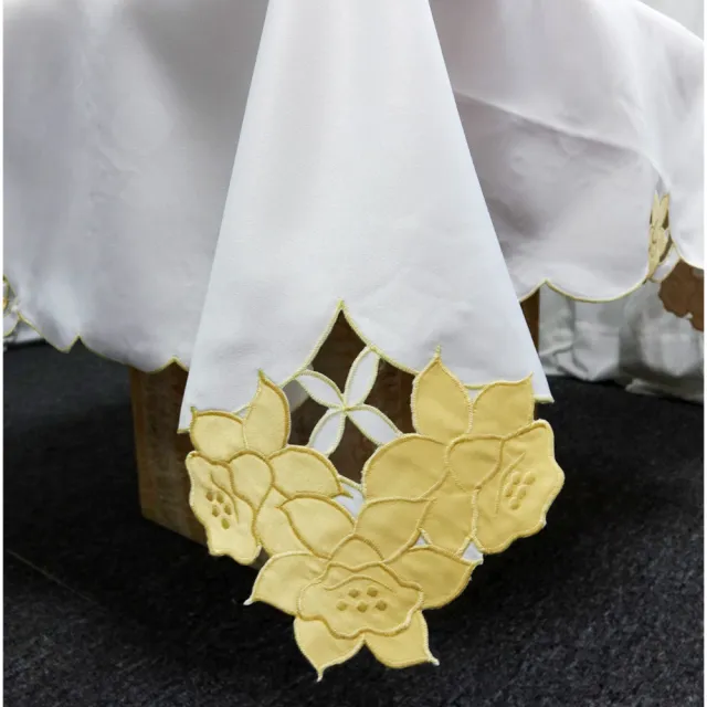 【LASSLEY】花朵刺繡長形桌巾｜茶几巾-110X180cm(裝飾巾 長方桌 茶几桌 客廳 餐桌 桌布 百合花 淺黃 米白)