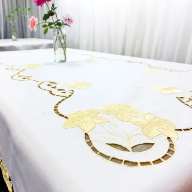 【LASSLEY】花朵刺繡長形桌巾｜茶几巾-110X180cm(裝飾巾 長方桌 茶几桌 客廳 餐桌 桌布 百合花 淺黃 米白)