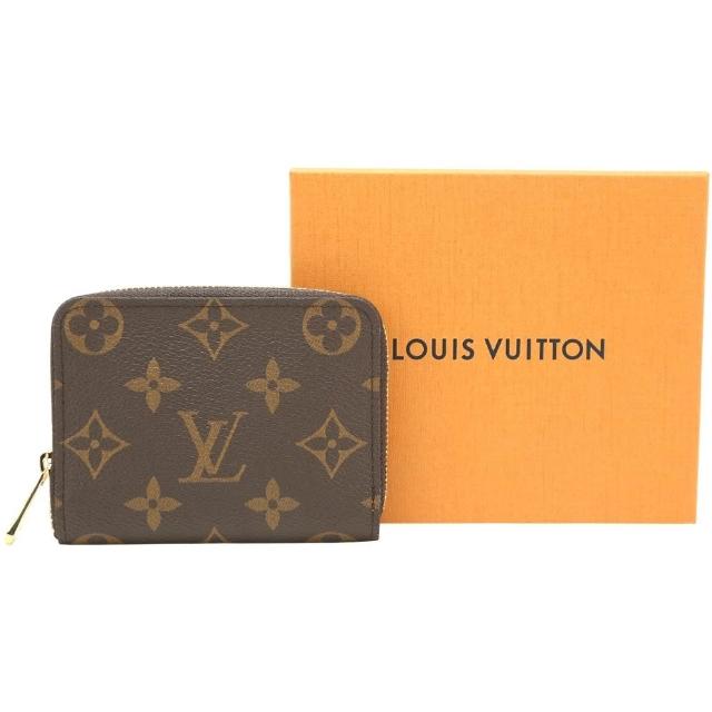 LV LOUIS VUITTON路易威登 M60067 經典印花名片短夾/零錢包 全新 LOUIS VUITTON 路易威登 M60067 經典印花名片短夾/零錢包,採用高質感咖啡色系帆布與牛皮製成,設計簡約大方,適合日常搭配使用。無內外夾層與手機袋,僅提供基本收納功能,附原廠防塵袋與品控卡,產地為義大利,適用女性。
