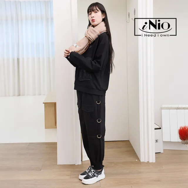 【iNio 衣著美學】超顯瘦扣環縮口工裝褲 顯瘦錐形褲管 舒適鬆緊腰身 個性扣環 實用口袋 束口休閒褲 CEW2865